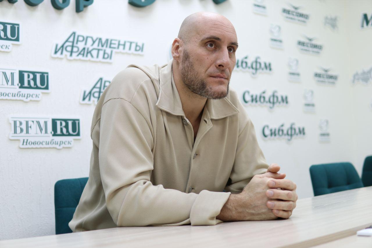 Фото «Чё такой здоровый?». 223-сантиметровый баскетболист из Новосибирска стал актёром и политиком после НБА 14